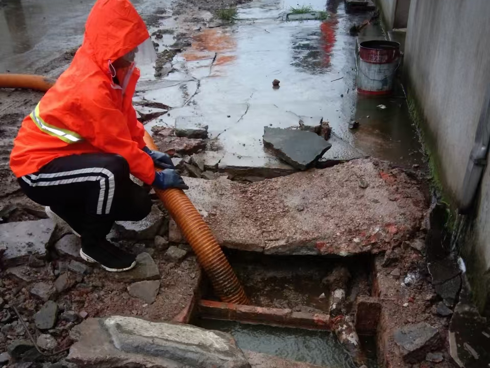 长坡镇专业清理污水池 炜誉市政以规范流程守护城市 “肠道”