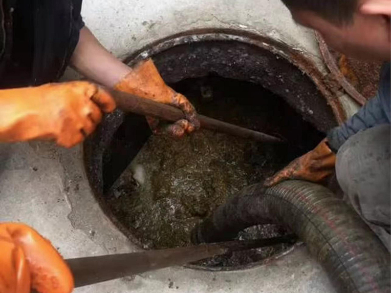 长坡镇清理化粪池时如何避免沼气的危害？